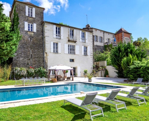 L'Orangerie Duras: View of the house across the pool