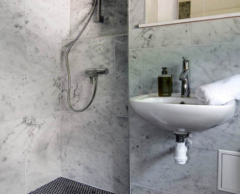 L'Orangerie Duras: Marble ensuite, Tower bedroom